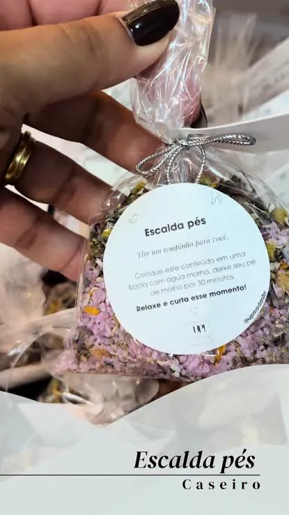 Escalda-pés com frutas cítricas